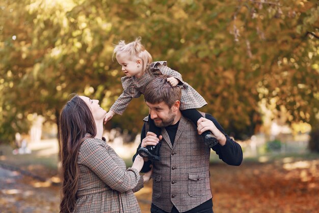 Famiglia con la piccola figlia in un parco di autunno