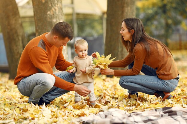 Famiglia con la piccola figlia in un parco di autunno