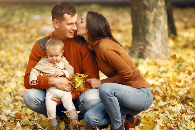 Famiglia con la piccola figlia in un parco di autunno