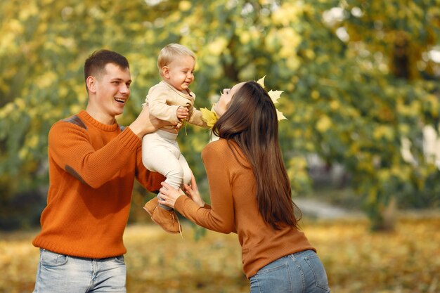 Famiglia con la piccola figlia in un parco di autunno