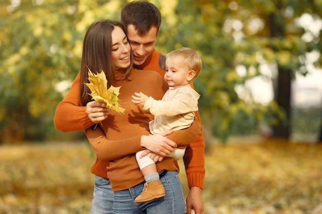 Famiglia con la piccola figlia in un parco di autunno