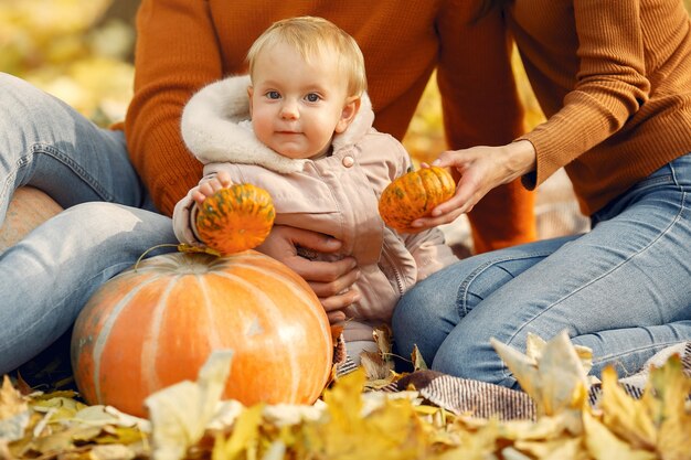 Famiglia con la piccola figlia in un parco di autunno