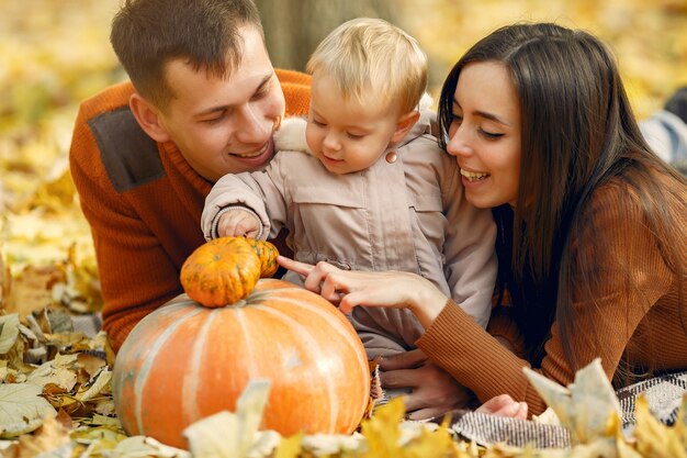 Famiglia con la piccola figlia in un parco di autunno