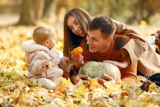 Famiglia con la piccola figlia in un parco di autunno