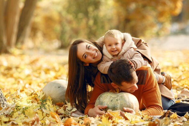 Famiglia con la piccola figlia in un parco di autunno