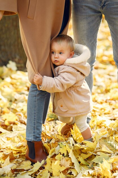 Famiglia con la piccola figlia in un parco di autunno