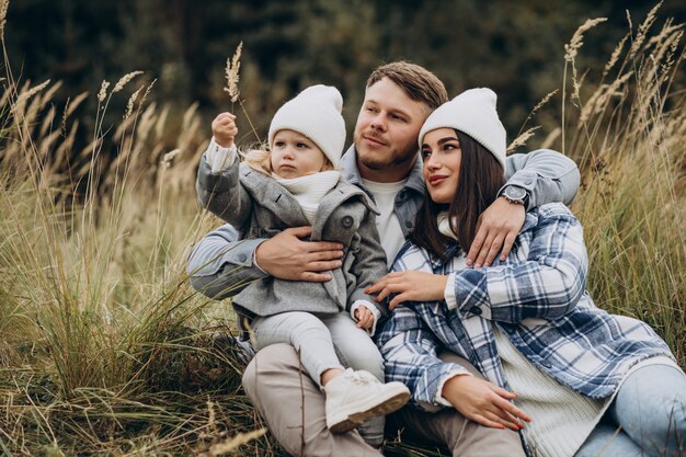 Famiglia con la piccola figlia insieme nel tempo autunnale divertendosi