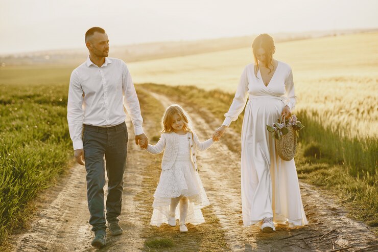 Foto gratuito famiglia con piccola figlia che trascorre del tempo insieme nel campo soleggiato