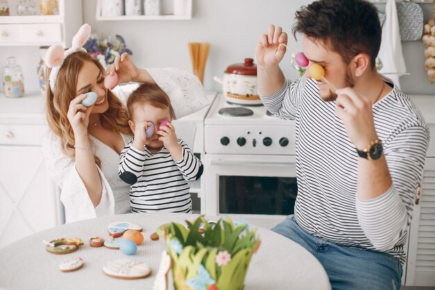 Famiglia con pittura figlio piccolo