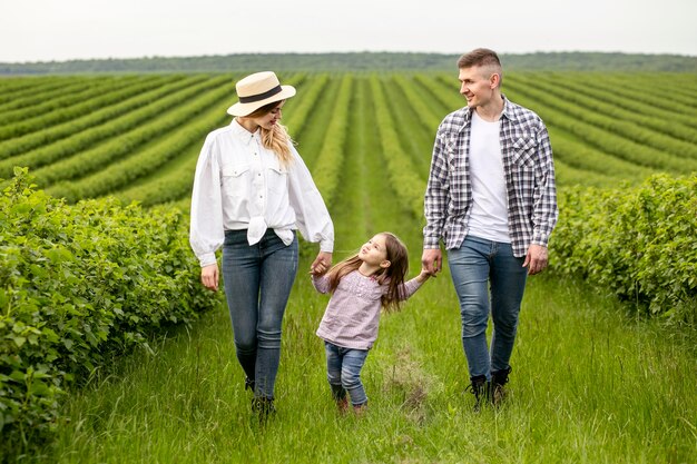 Famiglia con ragazza a terreni agricoli