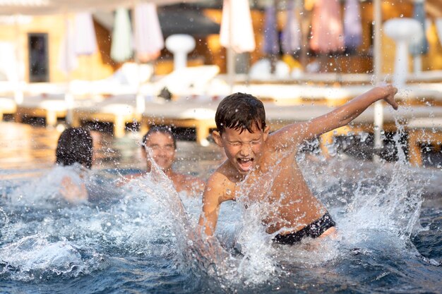 Famiglia con ragazzo che si gode la giornata in piscina