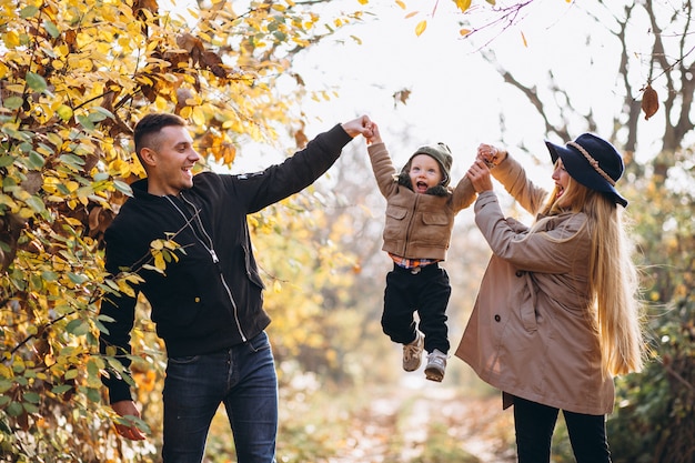 Famiglia con un figlio piccolo nel parco d&#39;autunno