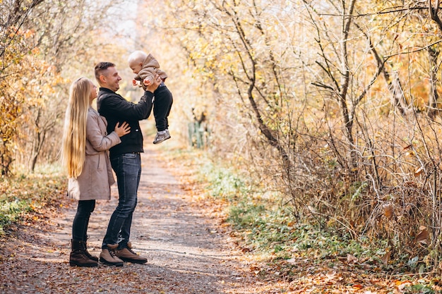 Famiglia con un figlio piccolo nel parco d&#39;autunno