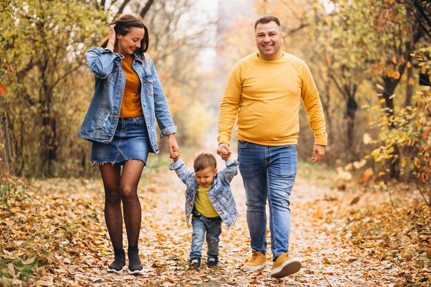 Famiglia con un figlio piccolo nel parco d&#39;autunno