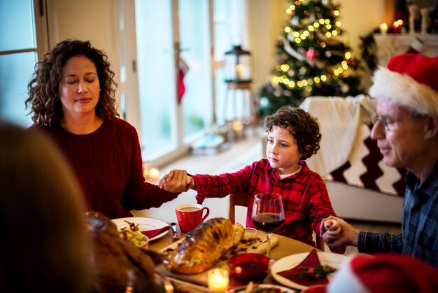 Famiglia con una cena di Natale