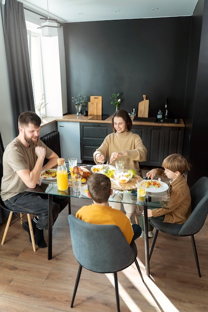 Famiglia cristiana che mangia insieme a tutto campo