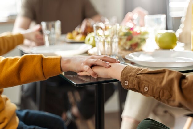 Famiglia cristiana che mangia insieme