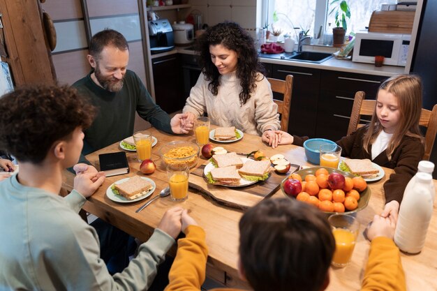 Famiglia cristiana che prega insieme