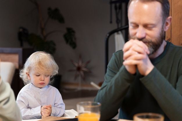 Famiglia cristiana che prega insieme