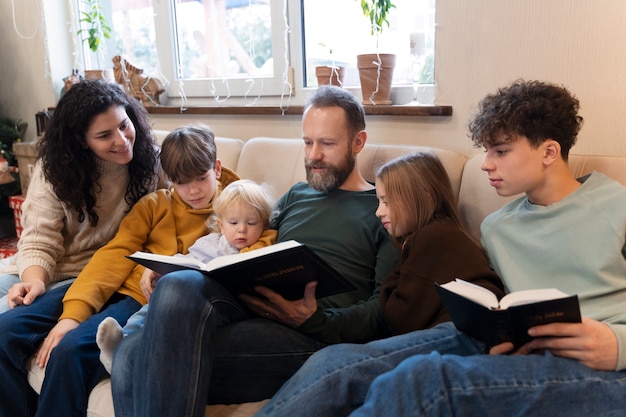 Famiglia cristiana che prega insieme