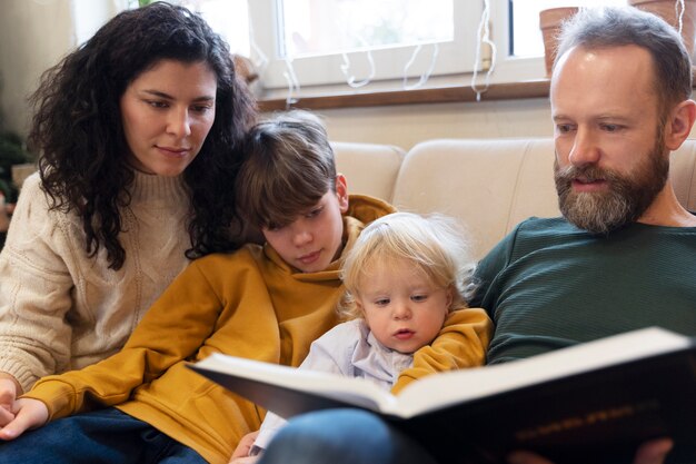 Famiglia cristiana che prega insieme