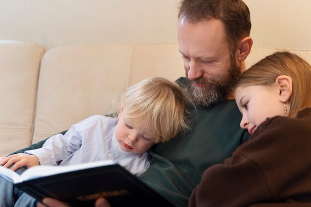 Famiglia cristiana che prega insieme