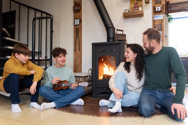 Famiglia cristiana che prega insieme