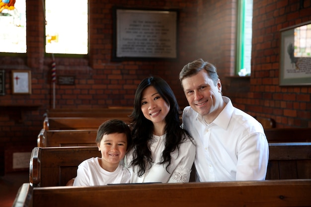 Famiglia cristiana del tiro medio in chiesa