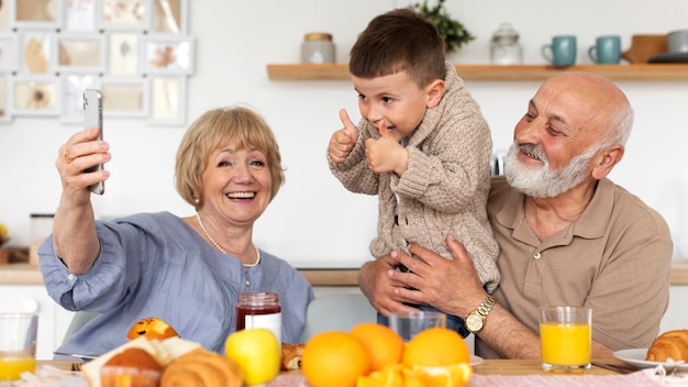 Famiglia del colpo medio che cattura selfie