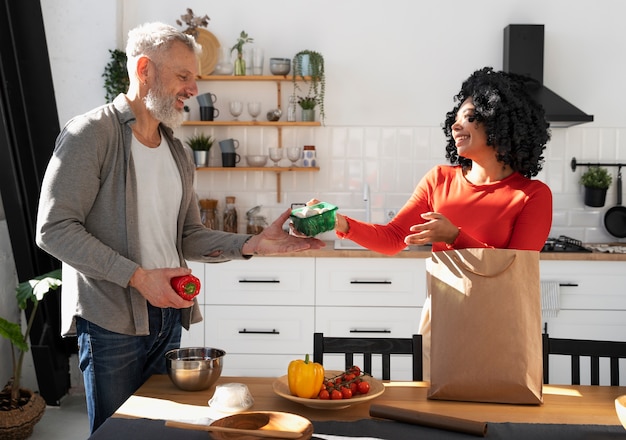 Famiglia del colpo medio che cucina pizza deliziosa