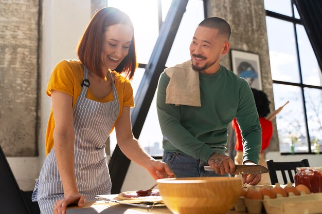 Famiglia del colpo medio che cucina pizza deliziosa