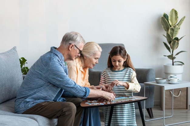 Famiglia del colpo medio che fa puzzle