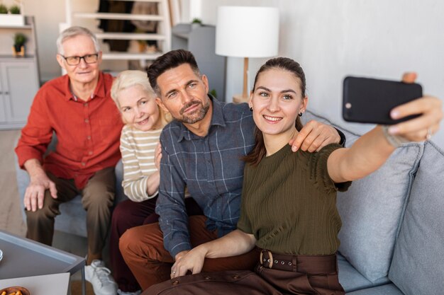 Famiglia del colpo medio che prende i selfie