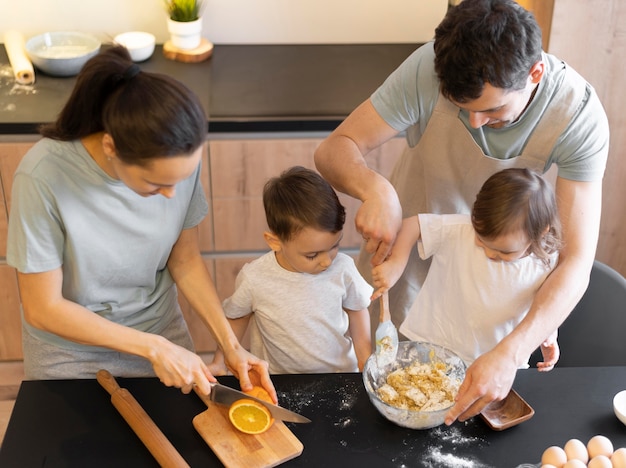 Famiglia del colpo medio che prepara il deserto