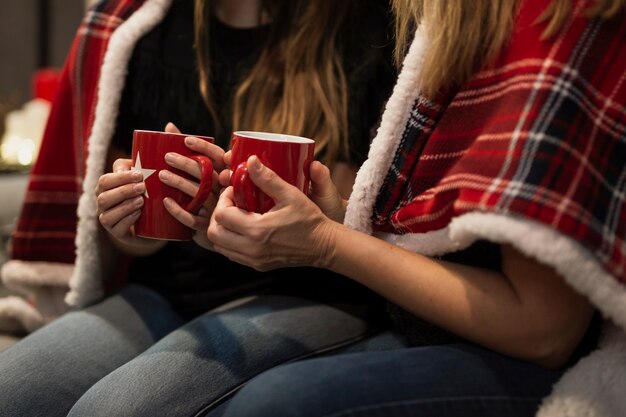 Famiglia del primo piano che mangia le bevande di natale