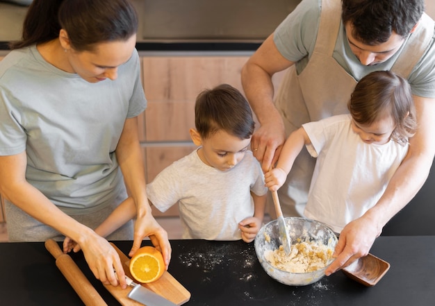 Famiglia del primo piano che prepara il deserto