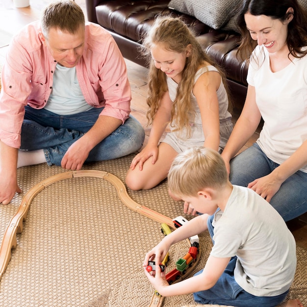 Famiglia dell'angolo alto che gioca con il treno