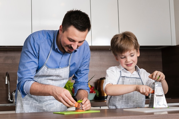 Famiglia di angolo basso che cucina insieme