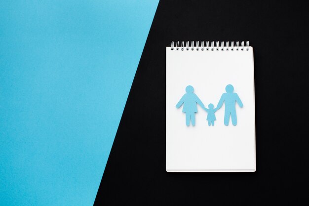Famiglia di carta vista dall'alto con spazio di copia