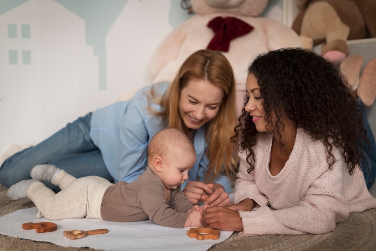 Foto gratuito famiglia di due mamme che hanno un bambino