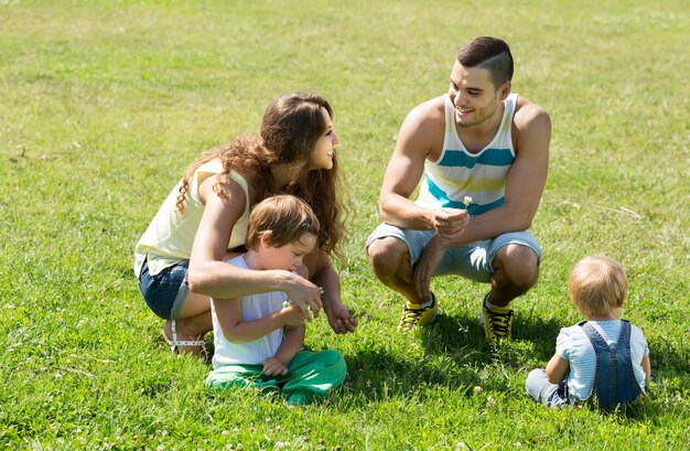 Famiglia di quattro nel parco soleggiato