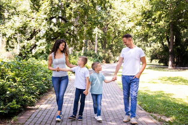 Famiglia di quattro persone a fare una passeggiata nel parco