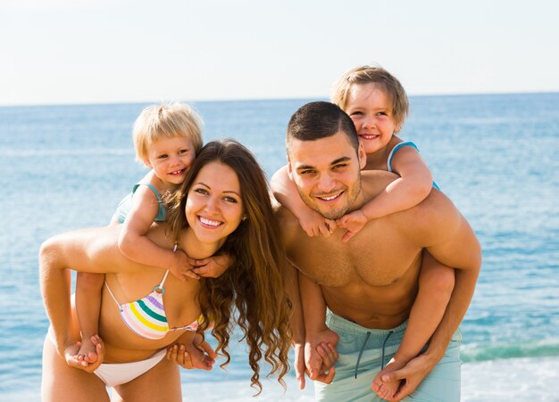 Famiglia di quattro persone in spiaggia