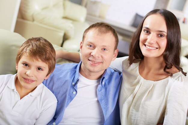 Famiglia di riposo a casa