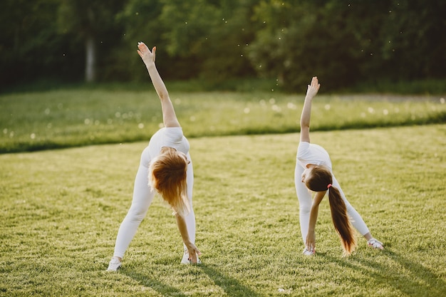 Famiglia di sport in un parco estivo