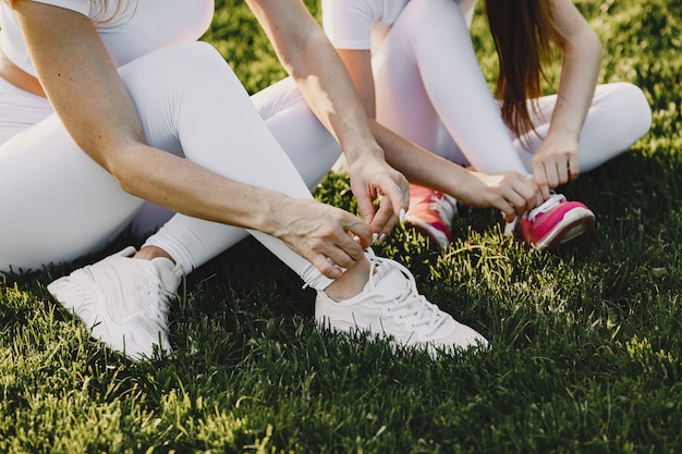 Famiglia di sport in un parco estivo