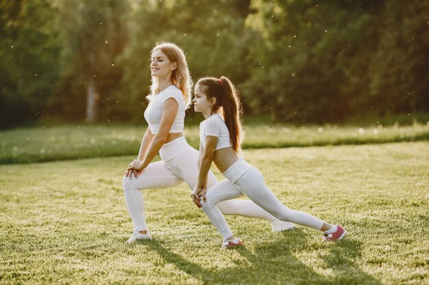 Famiglia di sport in un parco estivo