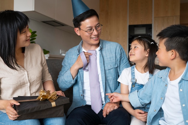 Famiglia di tiro medio che festeggia il compleanno