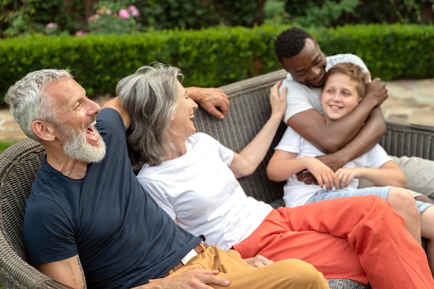 Famiglia di tiro medio che si siede insieme