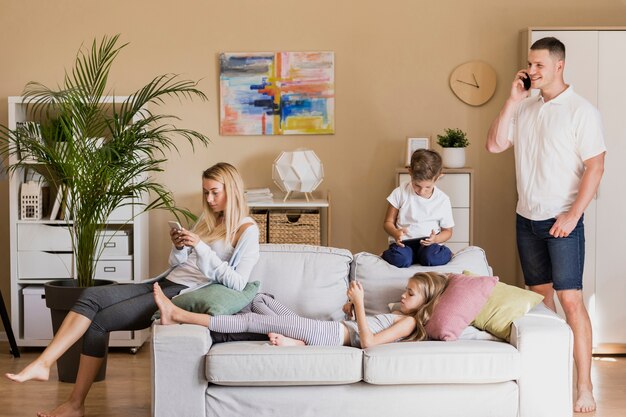 Famiglia di trascorrere del tempo insieme in casa